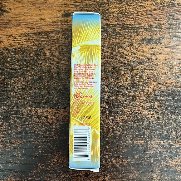 Doja Cat Icy Blue Liquid Eyeshadow - Picture 10 of 10